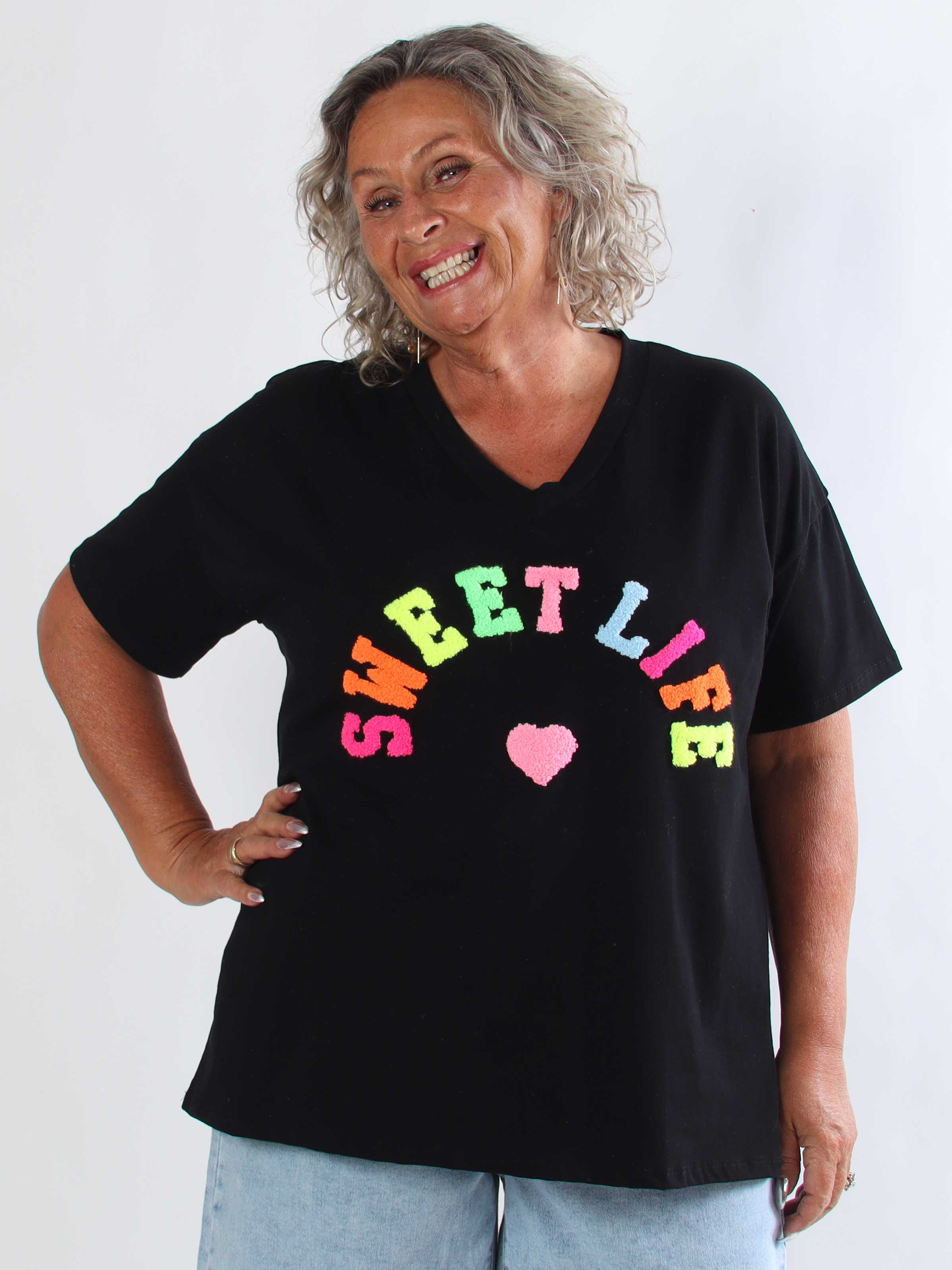 Leini - Plus size t-shirt i bomuld med v-udskæring og farverigt skrift